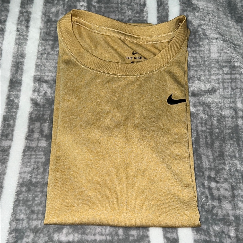 The Nike Tee Size Medium